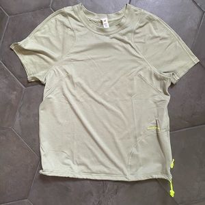 Lululemon lightweight cinched hem hiking t-shirt, size 2, light green EUC